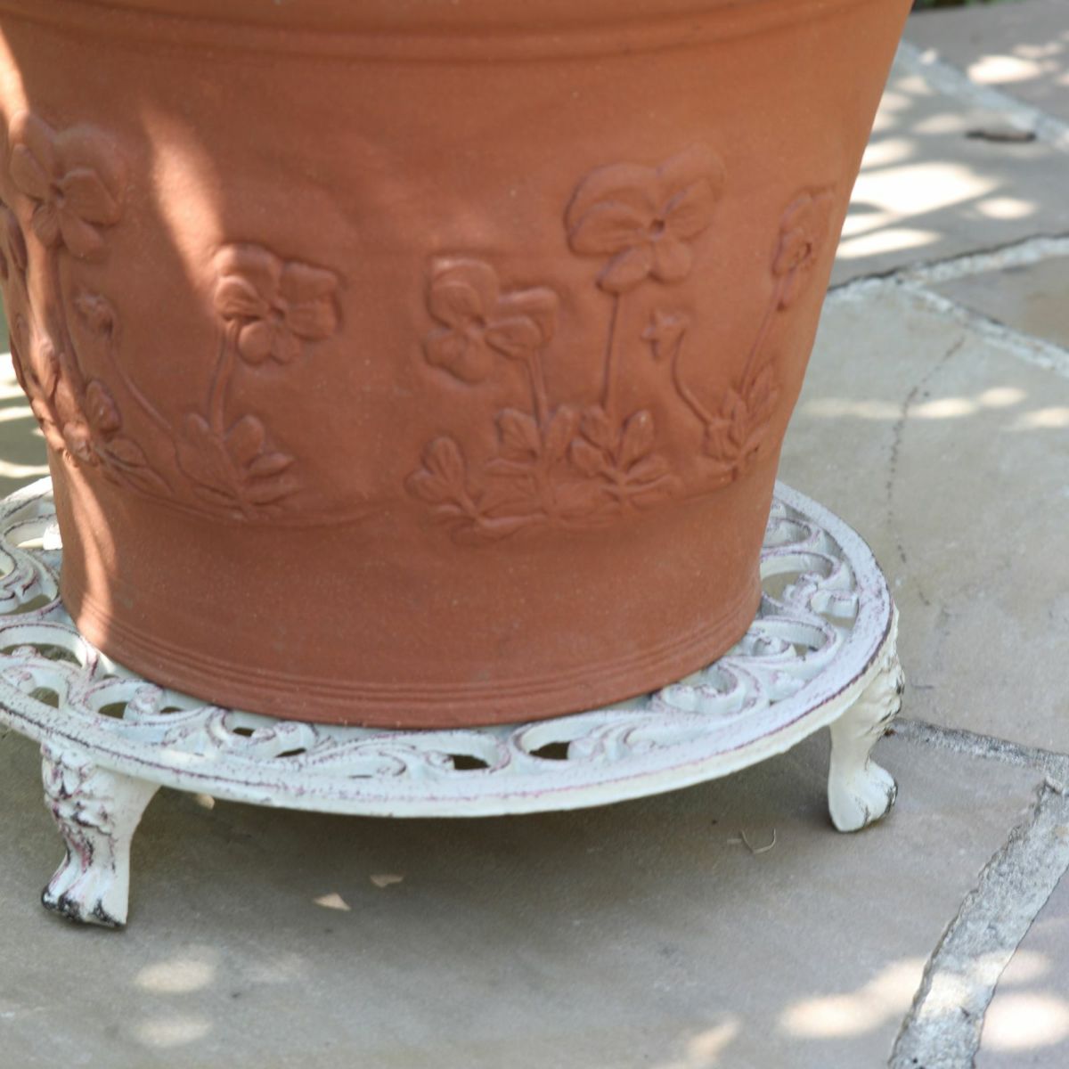 花スタンドに植木鉢が載った写真