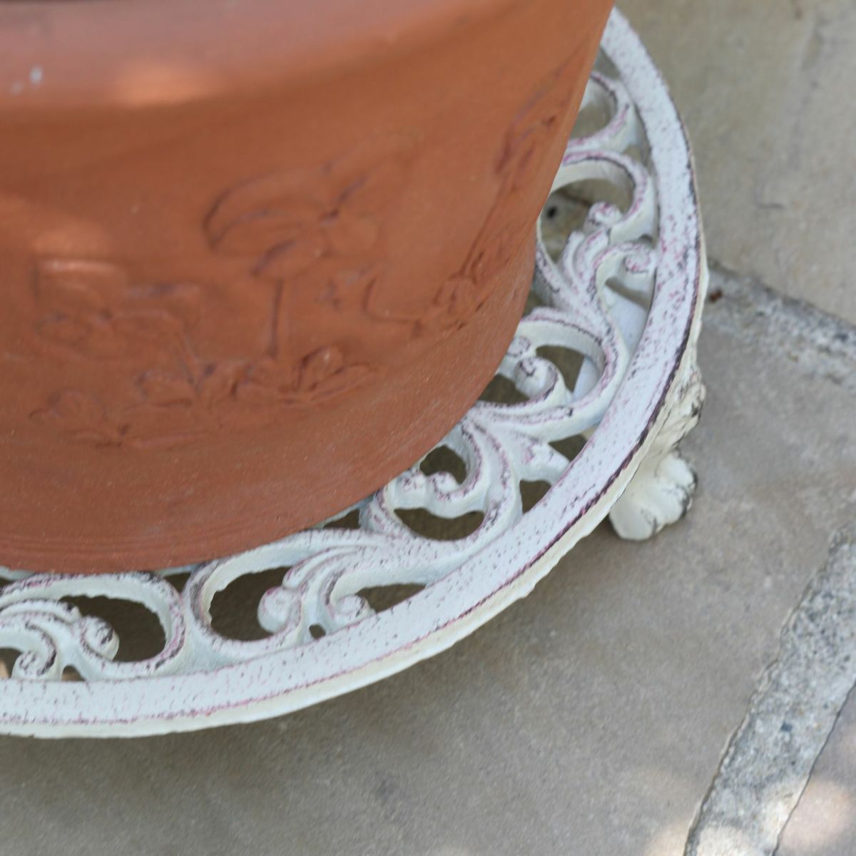 花スタンドに植木鉢が載った写真