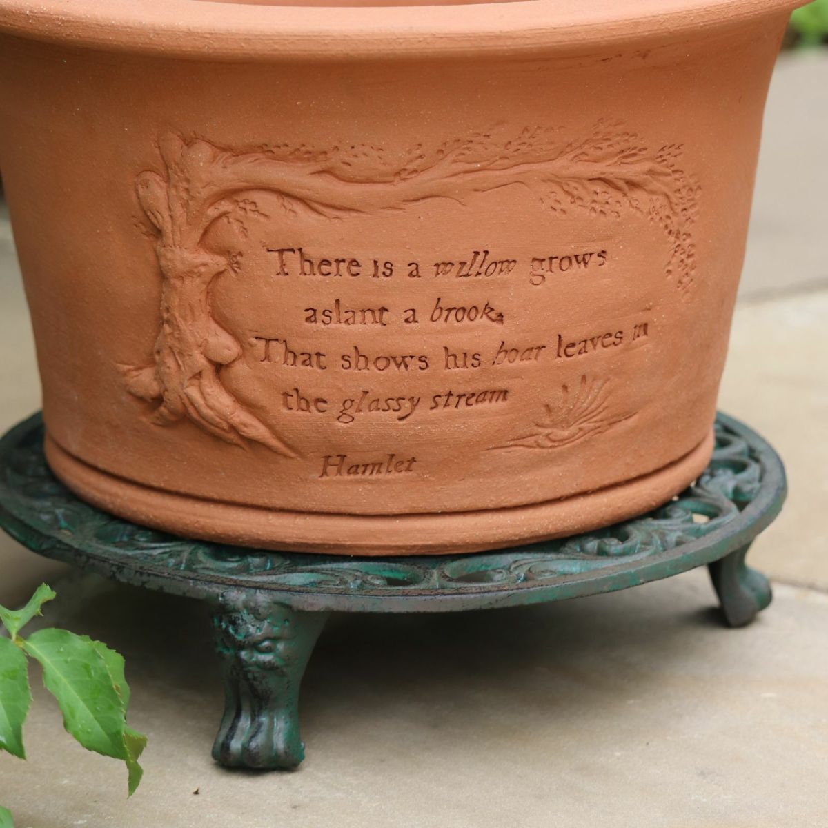 花スタンドにウィッチフォード製植木鉢が載った写真