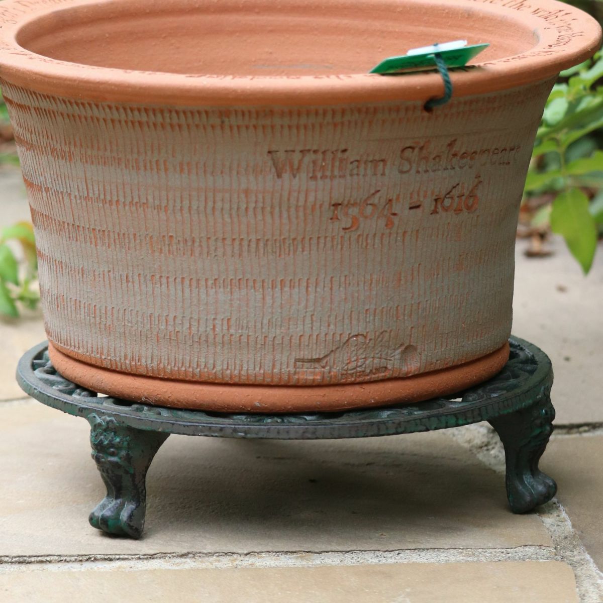 花スタンドにウィッチフォード製植木鉢が載った写真