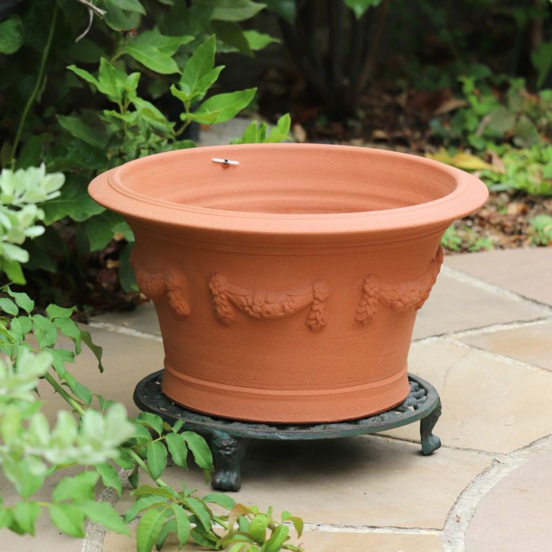 ガーランドがあしらわれたウィッチフォードの植木鉢の写真