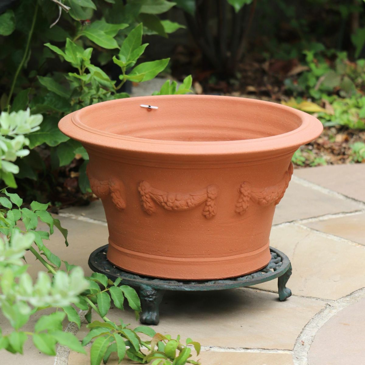 ガーランドがあしらわれたウィッチフォードの植木鉢の写真