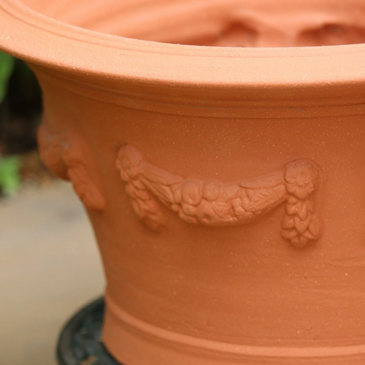 ガーランドがあしらわれたウィッチフォードの植木鉢の写真