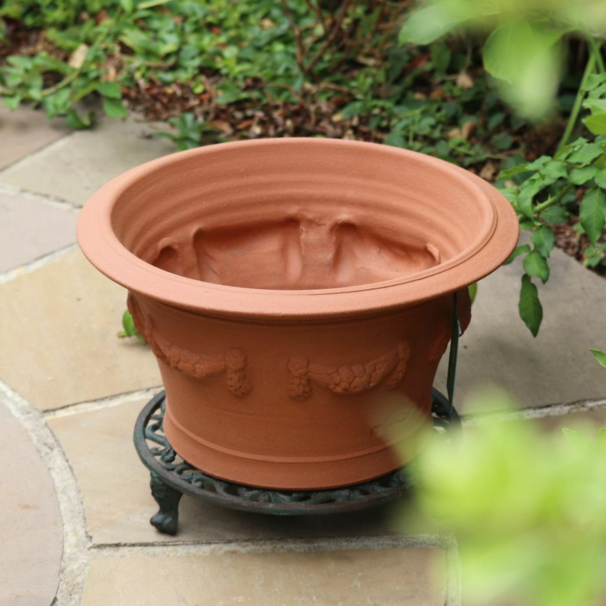 ガーランドがあしらわれたウィッチフォードの植木鉢の写真