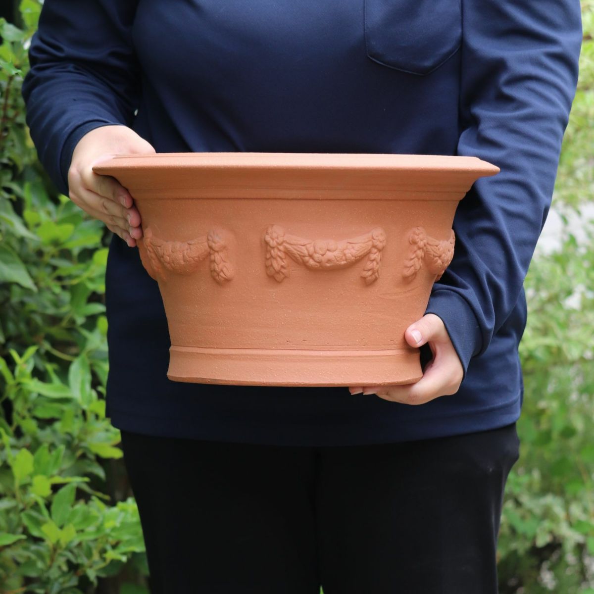 ガーランドがあしらわれたウィッチフォードの植木鉢の写真