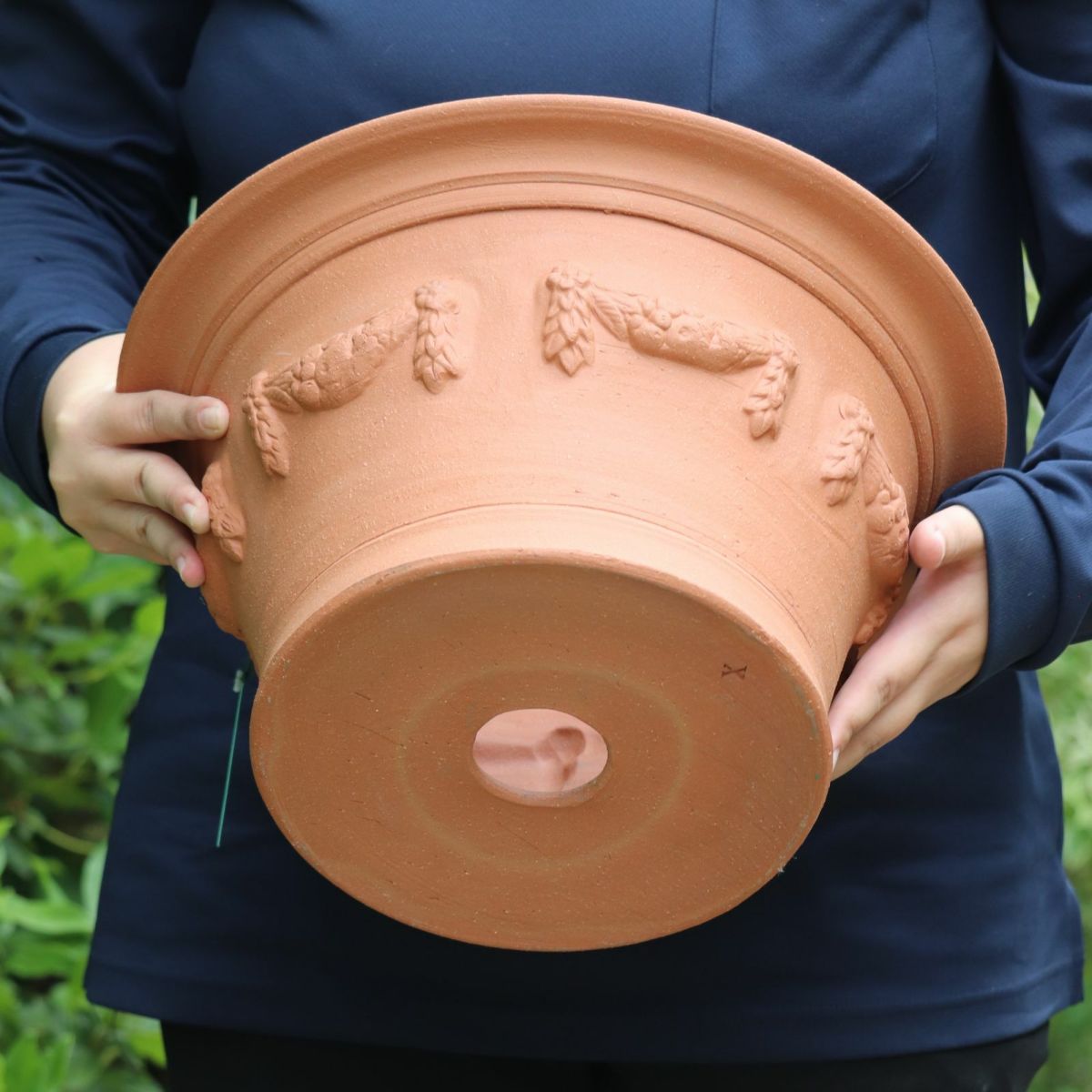 ガーランドがあしらわれたウィッチフォードの植木鉢の写真