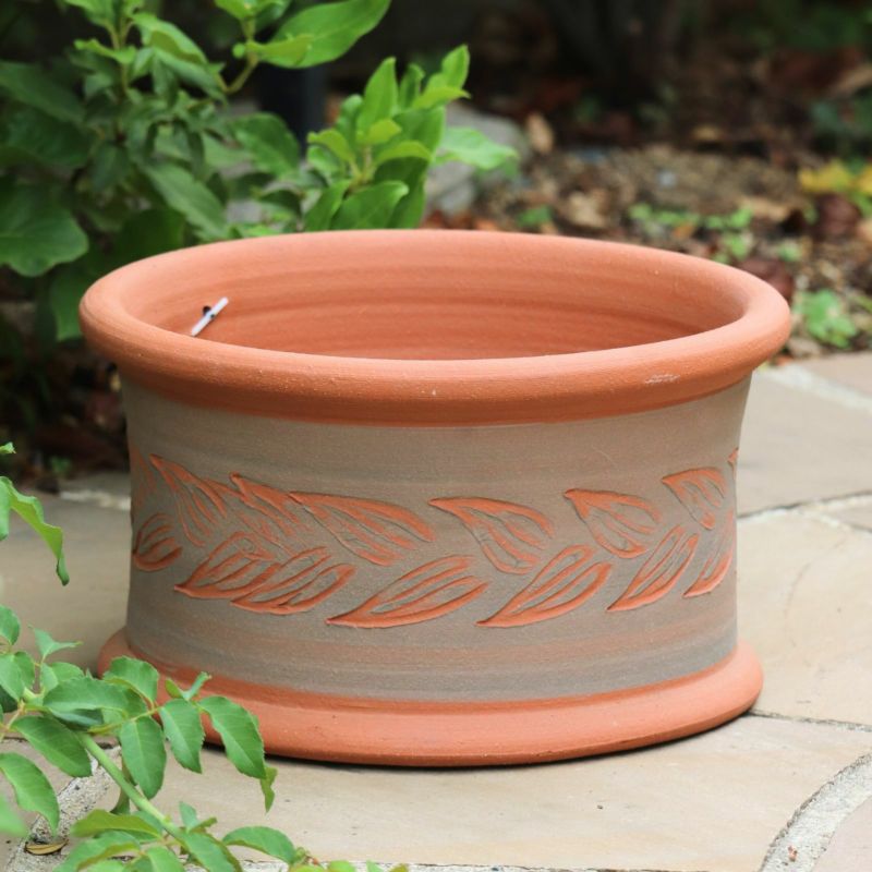 オリーブの葉がモチーフのウィッチフォードの植木鉢の写真