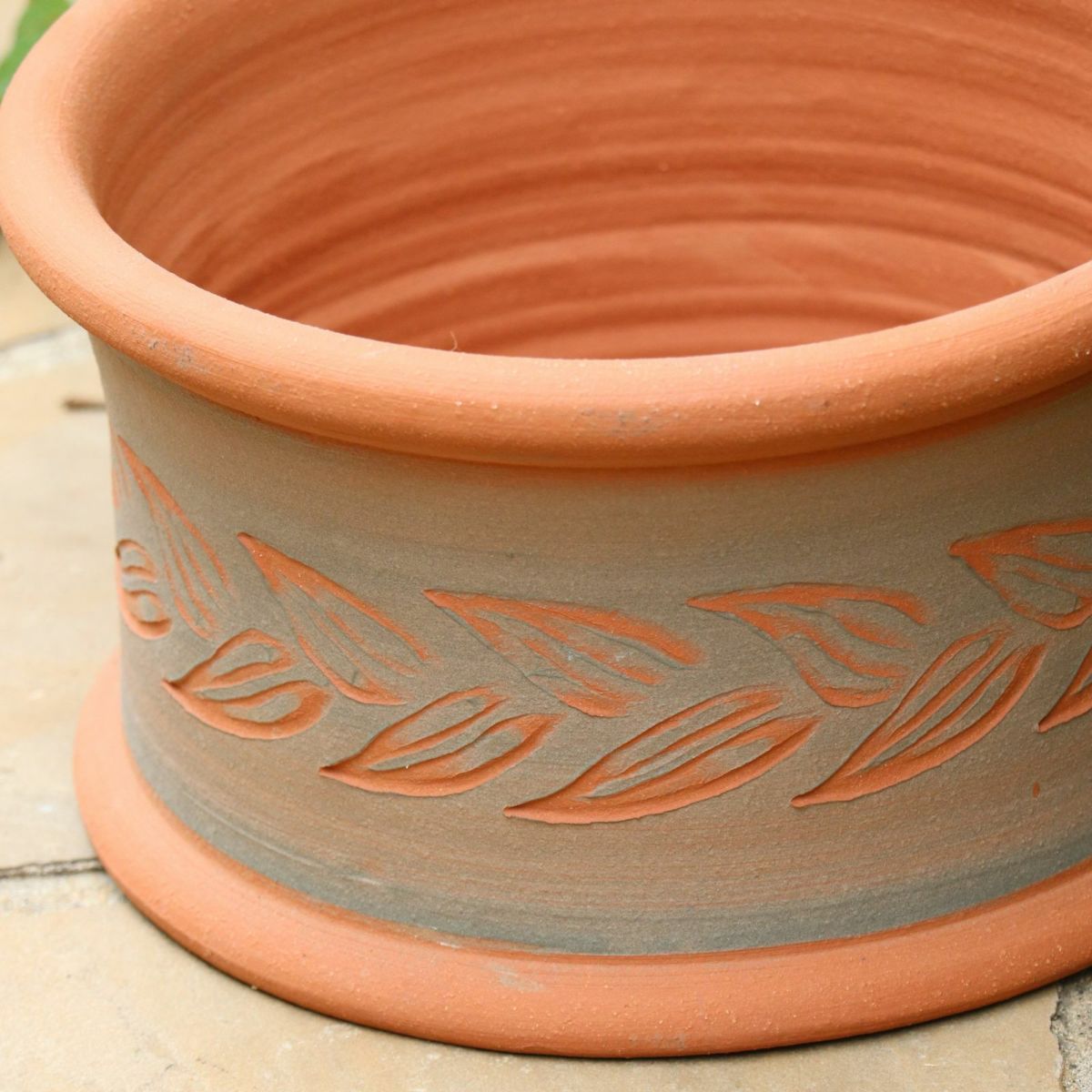 オリーブの葉がモチーフのウィッチフォードの植木鉢の写真