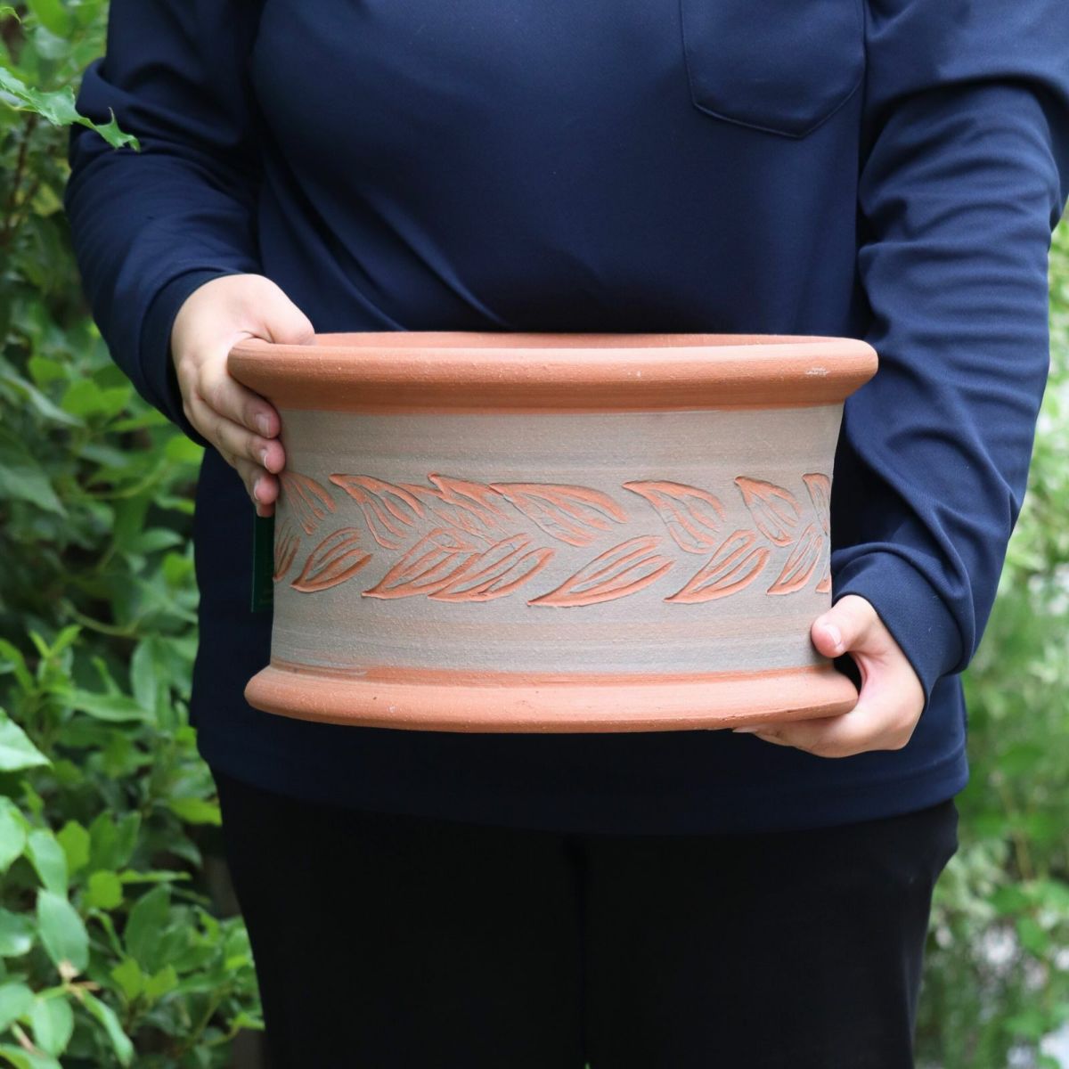 オリーブの葉がモチーフのウィッチフォードの植木鉢の写真