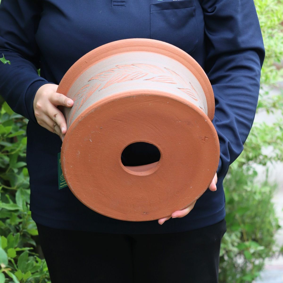 オリーブの葉がモチーフのウィッチフォードの植木鉢の写真