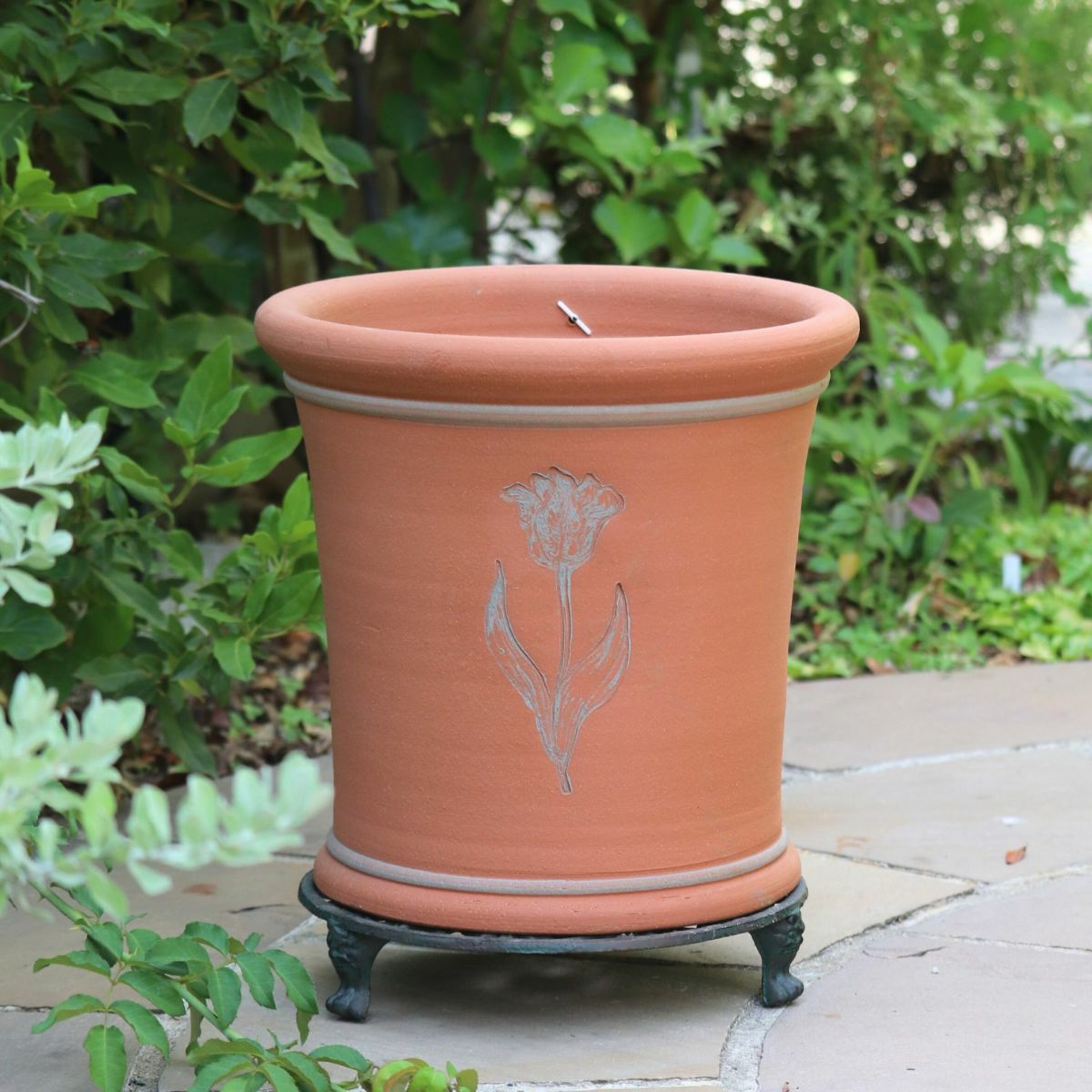 チューリップをあしらったウィッチフォード植木鉢の写真