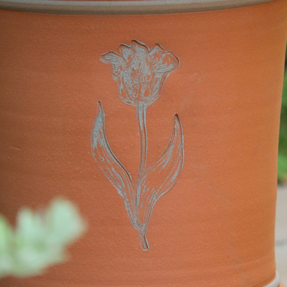 チューリップをあしらったウィッチフォード植木鉢の写真