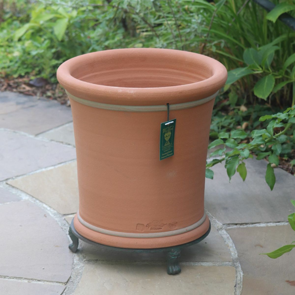 チューリップをあしらったウィッチフォード植木鉢の写真