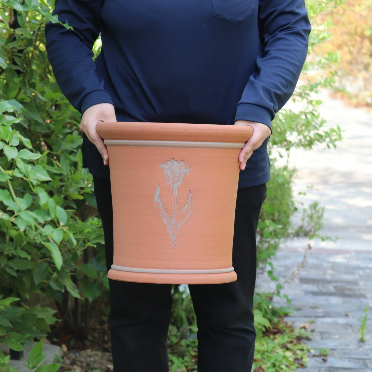 チューリップをあしらったウィッチフォード植木鉢の写真