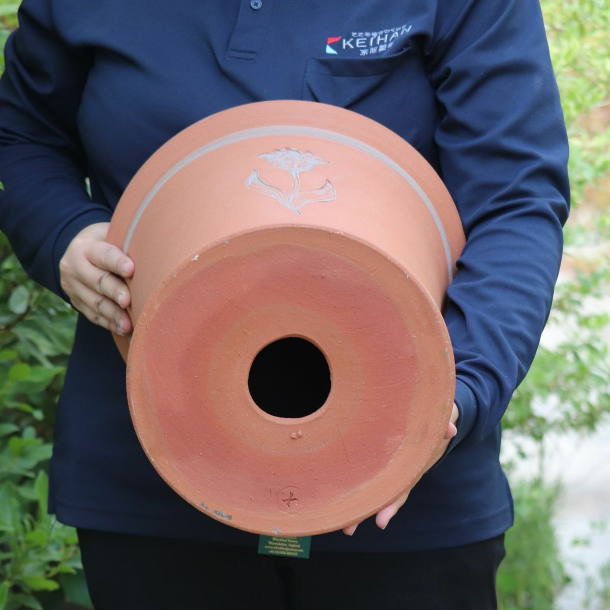 チューリップをあしらったウィッチフォード植木鉢の写真