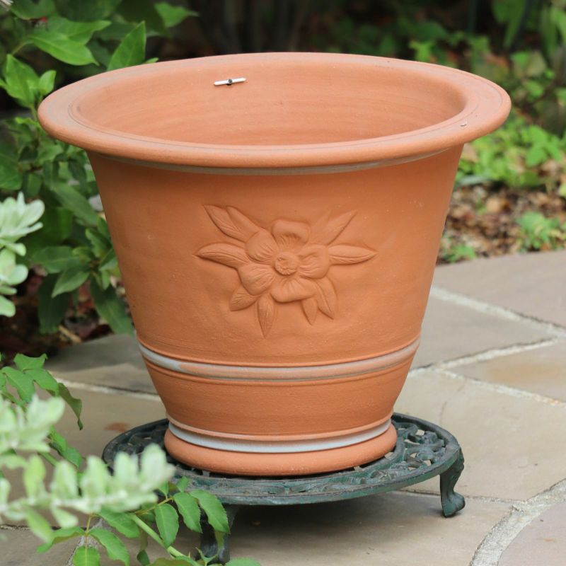 クレマチスのモチーフがあしらわれた植木鉢の写真