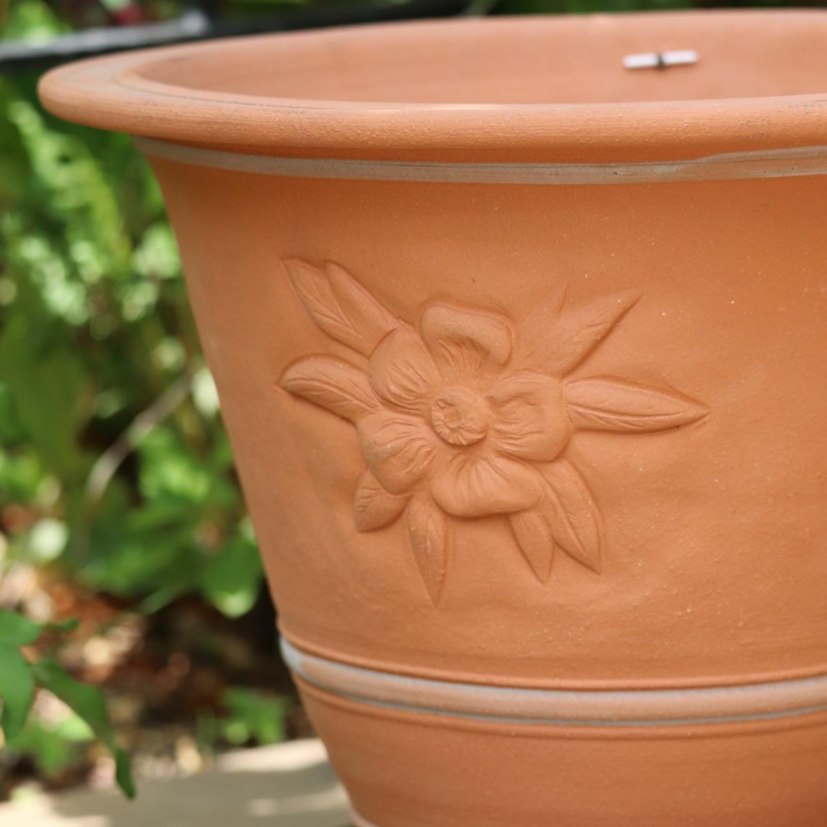 クレマチスのモチーフがあしらわれた植木鉢の写真