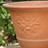 クレマチスのモチーフがあしらわれた植木鉢の写真