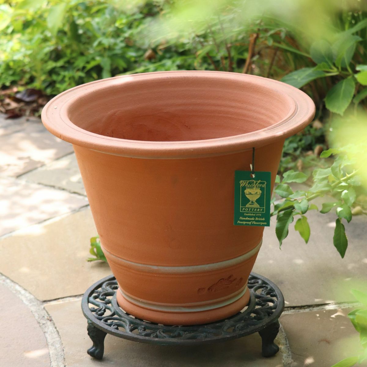 クレマチスのモチーフがあしらわれた植木鉢の写真