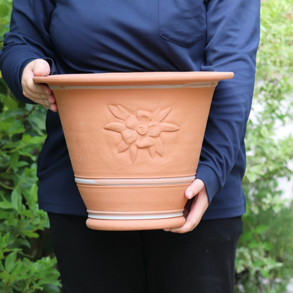 クレマチスのモチーフがあしらわれた植木鉢の写真