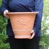クレマチスのモチーフがあしらわれた植木鉢の写真