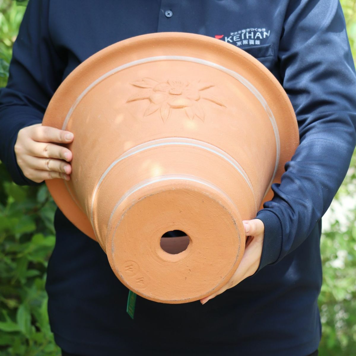 クレマチスのモチーフがあしらわれた植木鉢の写真