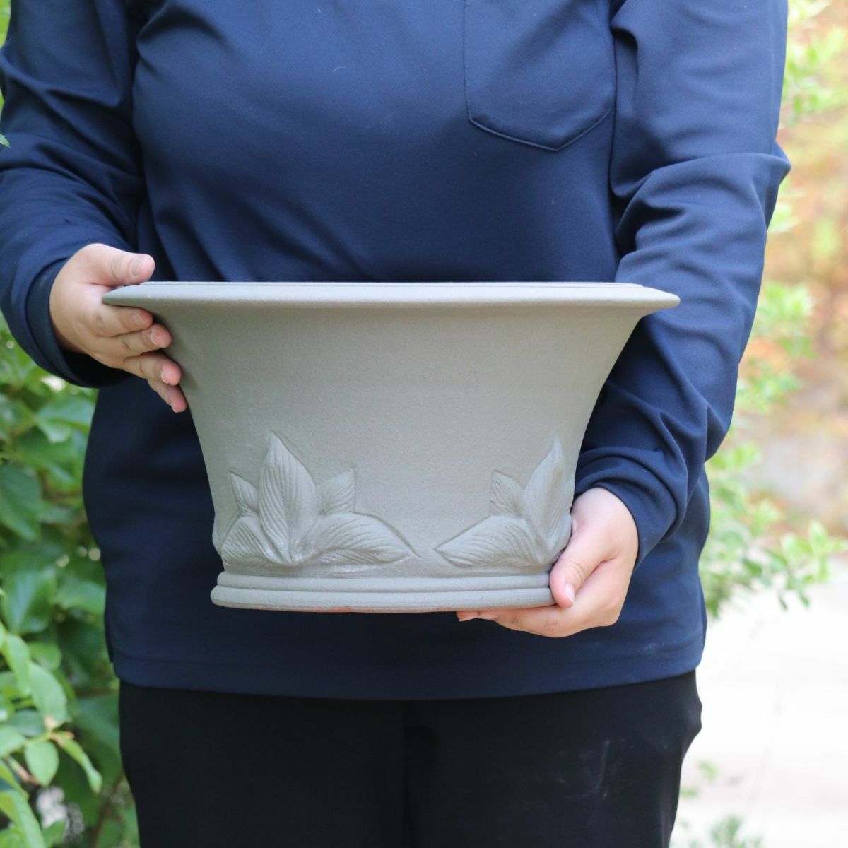 アッシュグレイのホスタがあしらわれたウィッチフォードの植木鉢の写真