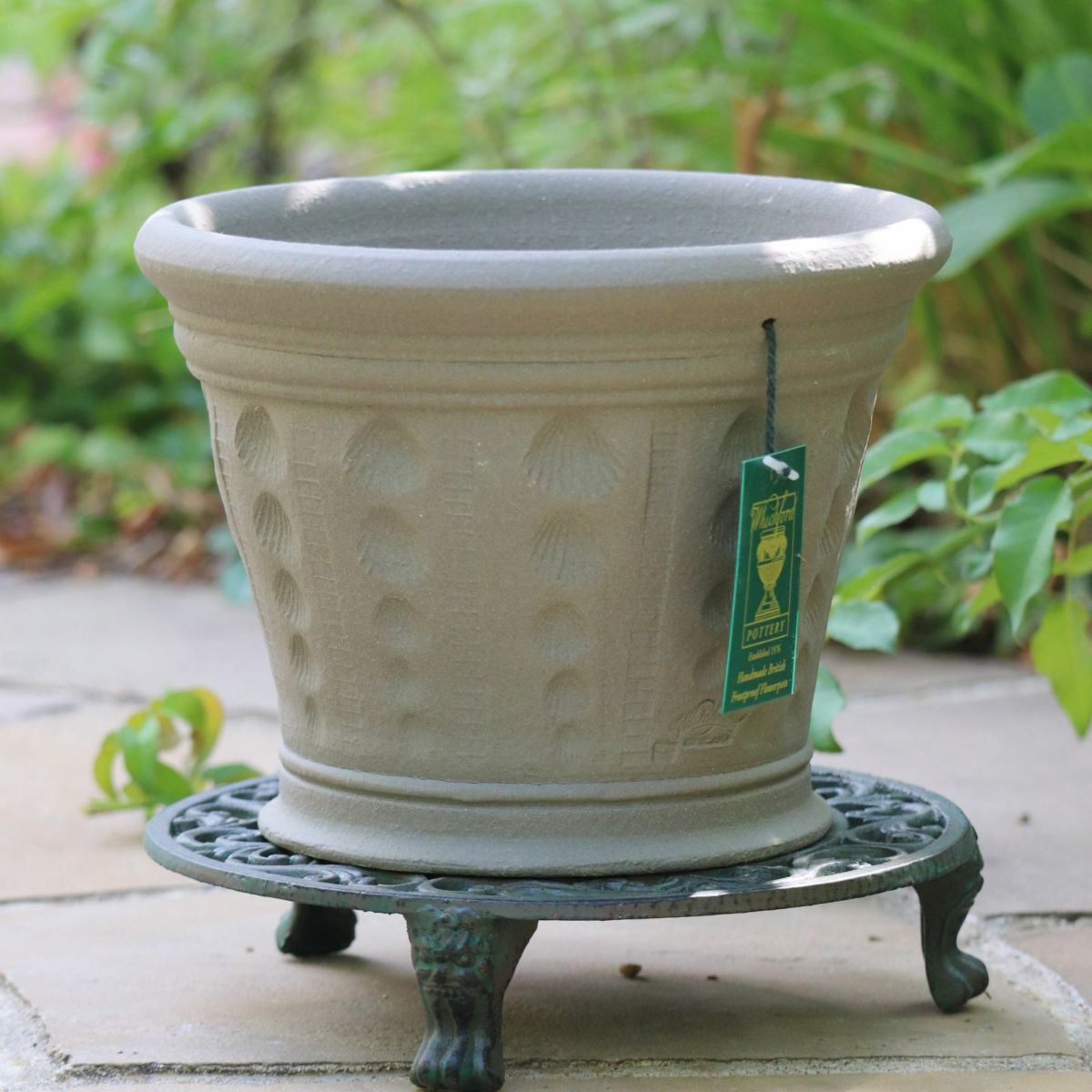 二枚貝で模様をつけたウィッチフォードの植木鉢の写真