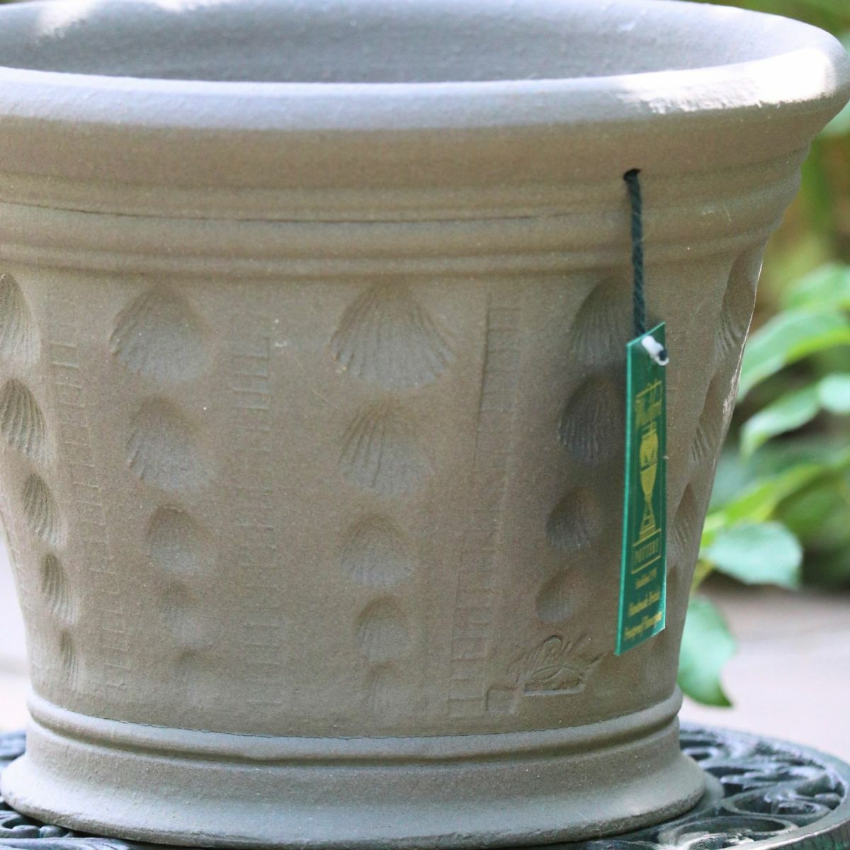 二枚貝で模様をつけたウィッチフォードの植木鉢の写真