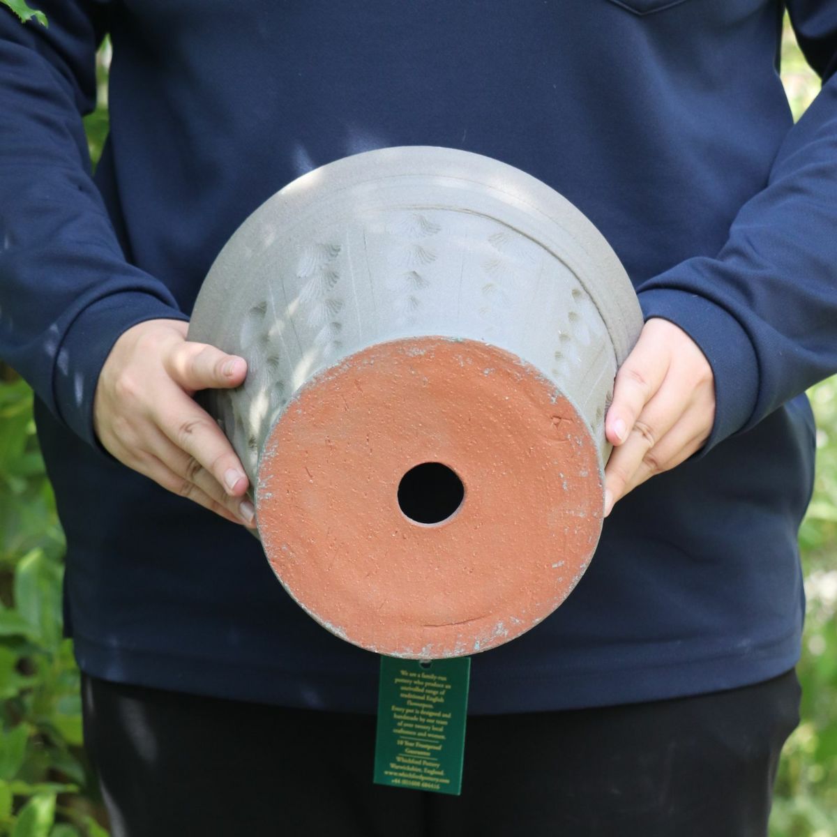 二枚貝で模様をつけたウィッチフォードの植木鉢の写真