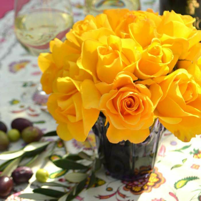 山吹色をしたレヨンドゥソレイユというバラの画像